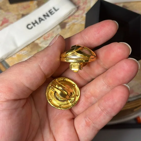 CHANEL Gold Iconic Interlocking CC Earrings 🔥 SALE TODAY ONLY - Picture 5 of 6